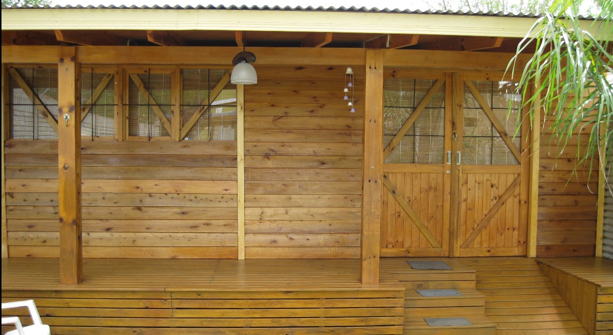 Galería con revestimiento, puerta y piso de madera