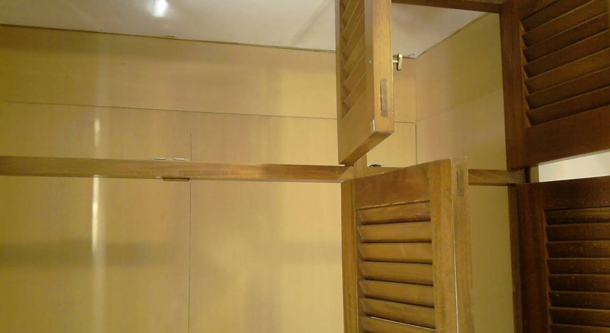 Interior con revestimiento y carpintería de madera