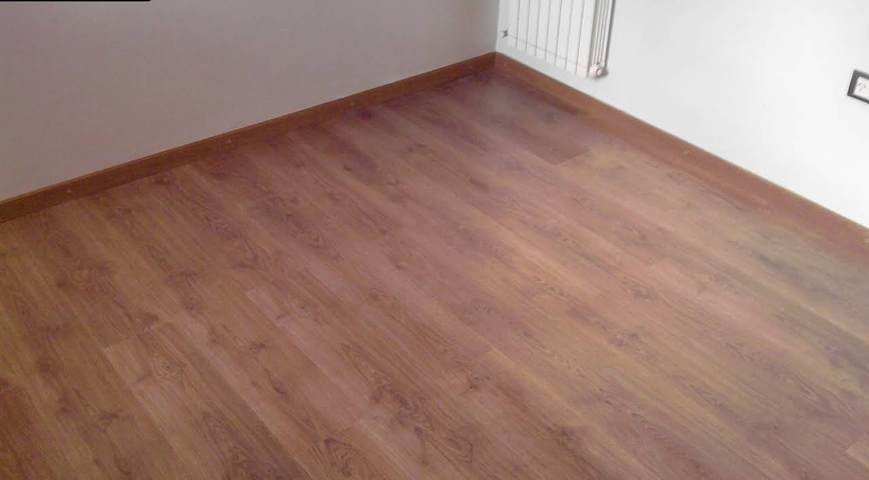 Piso de madera con zócalos en una habitación